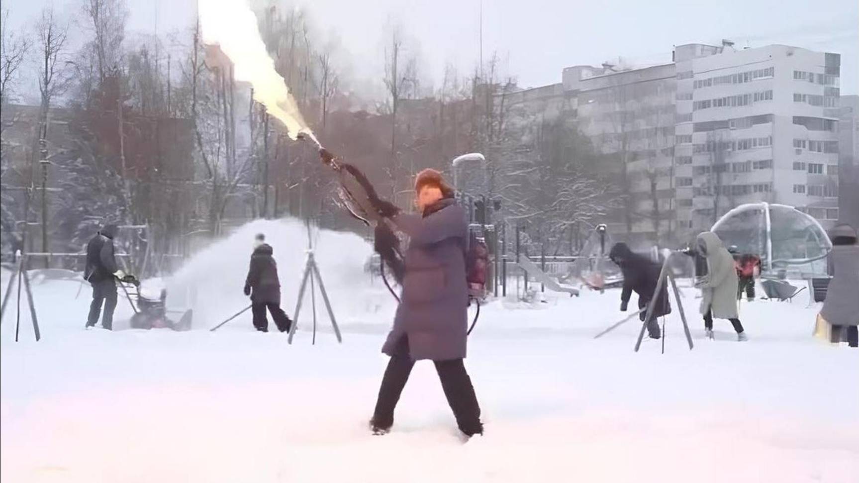 В Санкт-Петербурге глава муниципалитета вышел на уборку снега с огнеметом