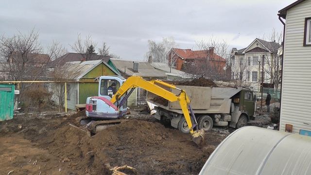 Шкрябаем котлованишеее, раскидываем мегатонны песка и щебня))). Мини экскаватор. Komatsu pc50uu2.