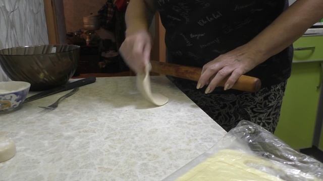 Печем чебуреки . Надина кухня.