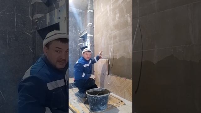 монтаж плитки на стену под гребенку