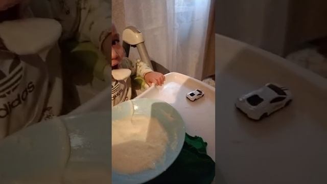 Халиф и Айша кушают.