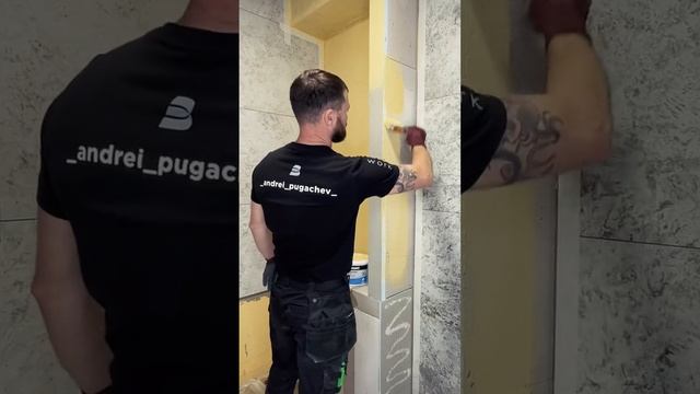 Андрей Пугачев в спецодежде #BRODEKS работает с плиткой
