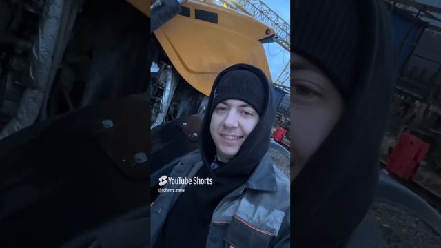 Начинающий машинист экскаватора-погрузчика