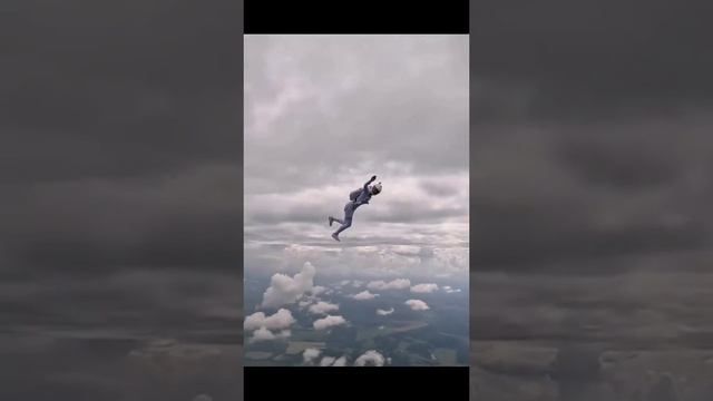 Самая красивая девушка прыгает