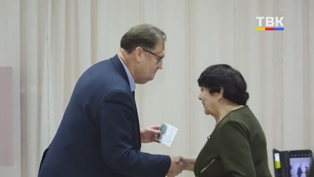 Искитимцы-участники великой стройки получили медали к 50-летию