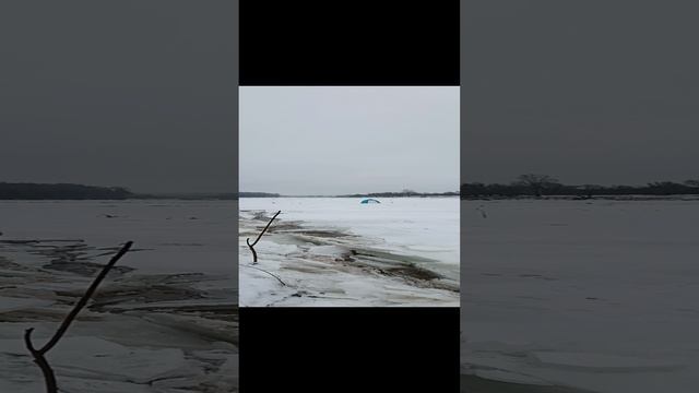 Рыбак в палатке уплыл на льдине. Оторвало от берега первый лед