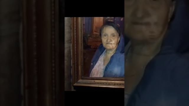 бабульку у подъезда