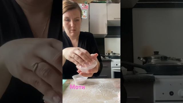 100 г сахарной пудры;50 г рисовой муки;150 мл воды;краситель (на кончике ножа)!