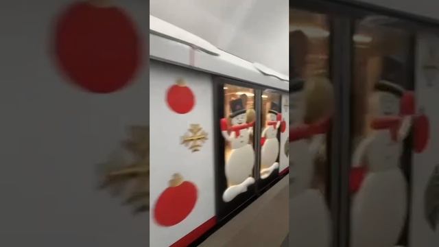 в москве украсили вагоны в метро
