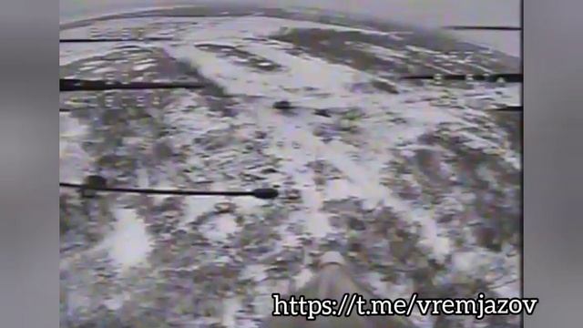 Кадры работы FPV-дронами по американской БМП Bradley в Курской области @vremjazov