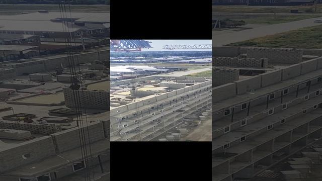 монтаж плит перекрытия башенным краном saez