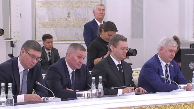 Нужно увеличить пособия семьям с детьми до прожиточного минимума — Путин