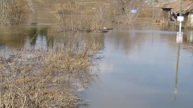 вода подходит вплотную к домам
