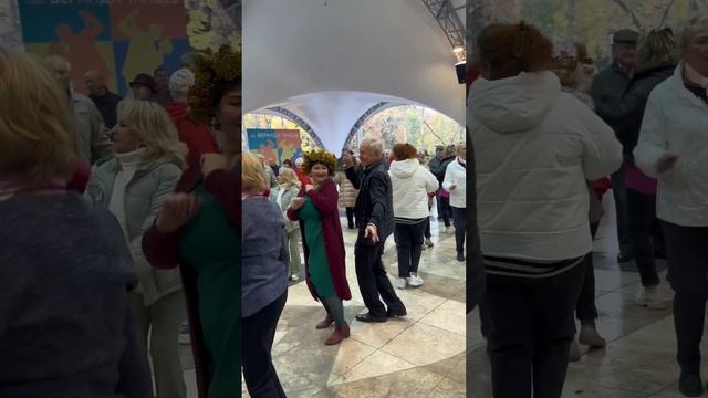 Под гипнозом красоты‼️ Он не сводит с неё глаз #танцы #сокольники #танцплощадка