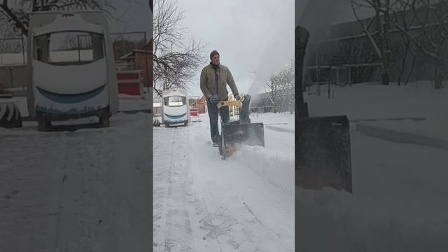 Запуск снегоуборщика.