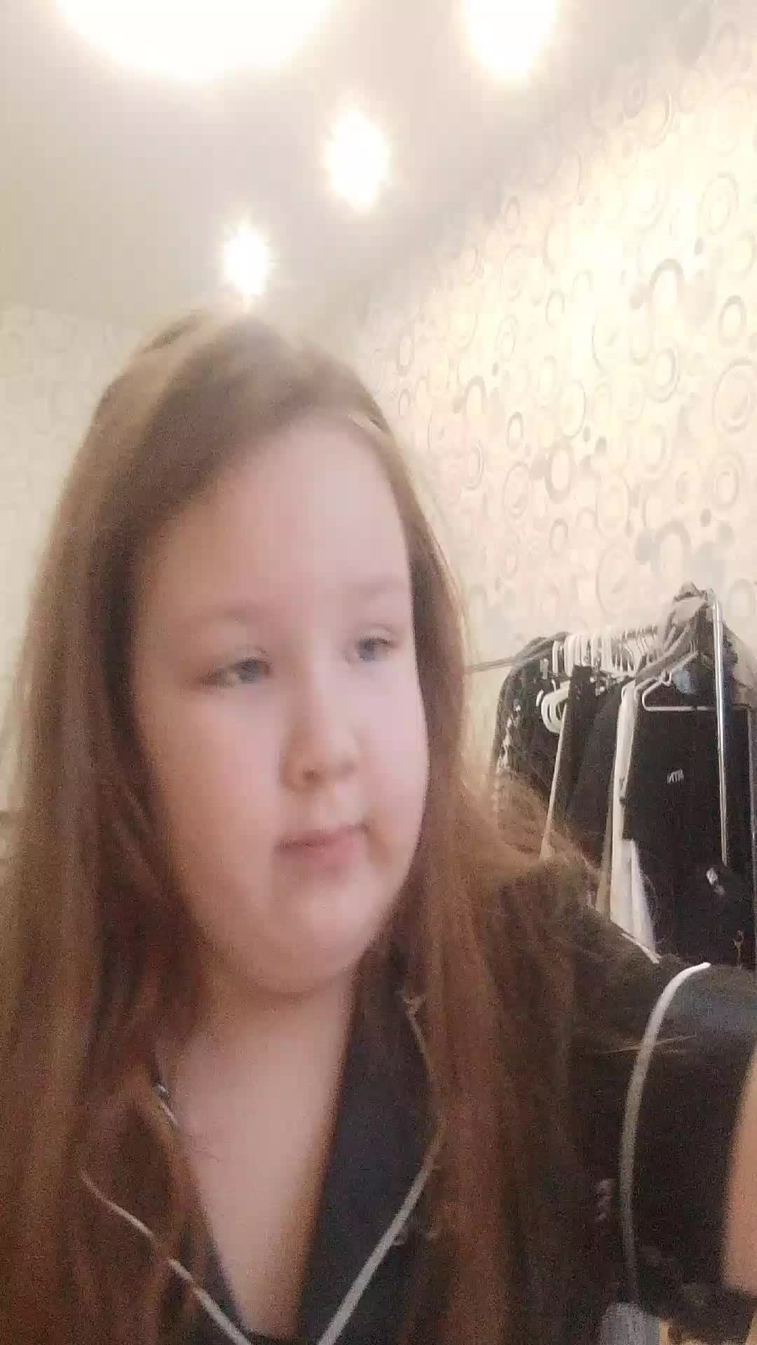 р