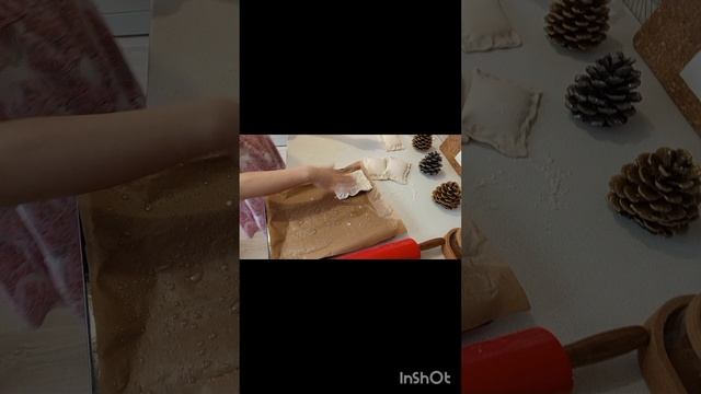 Готовим слоеные плюшки с творогом