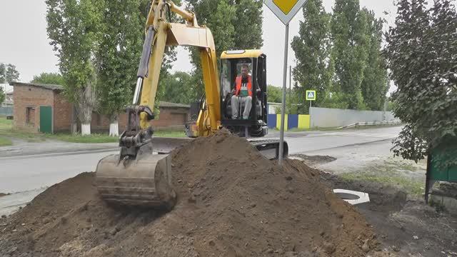 Монтаж связного колодца. Мини экскаватор Komatsu pc50uu.