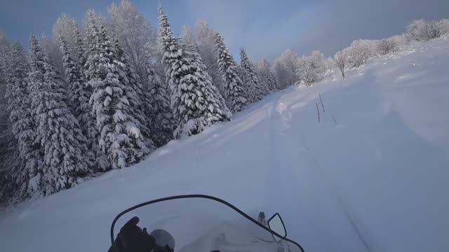 На снегоходе, покатушки