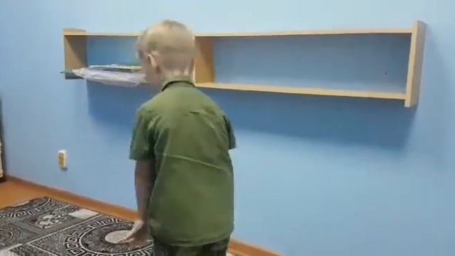 Логопед проводит дыхательные упражнения для коррекции заикания у ребенка.