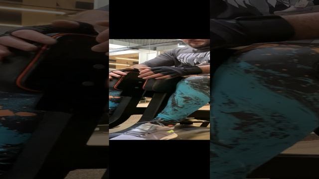 Нога — парный орган опоры и движения человека. Анатомически состоит из трёх основных частей.