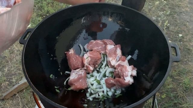 ШАШЛЫК в казане на костре. Как вкусно пожарить мясо.