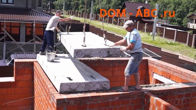 Монтаж плит перекрытия на доме из керамических блоков.