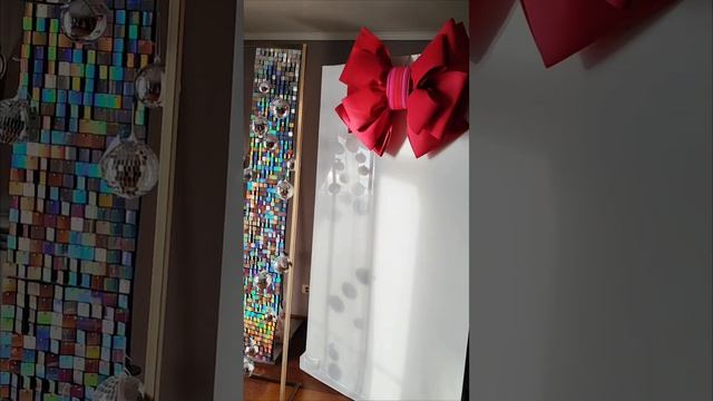 фотозона с красным бантом. Лаконично, торжественно, значительно