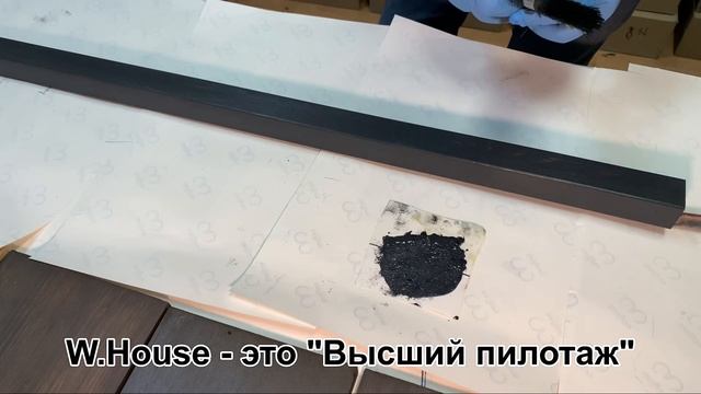 Нанесение масло воска на заготовку из сосны, цвет черный графит. Подходит для всех типов древесины