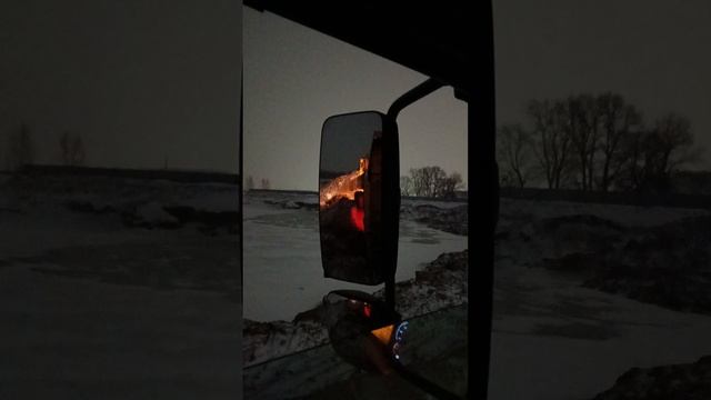 Снег снова падает.
