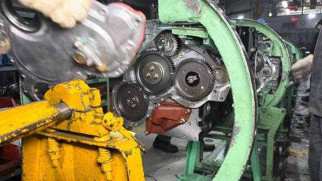 Процесс сборки двигателя трактора Massey Ferguson 385 на заводе