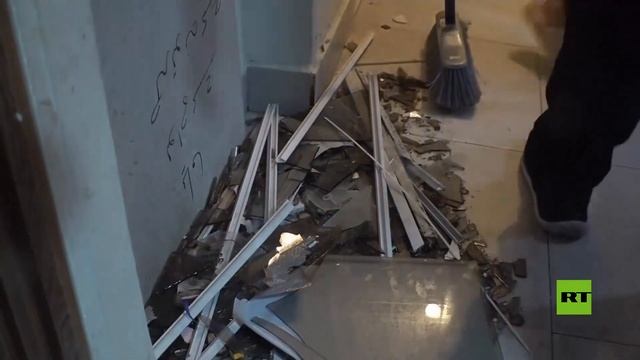 من داخل مبنى متضرر جراء سقوط صاروخ الحوثيين في تل أبيب