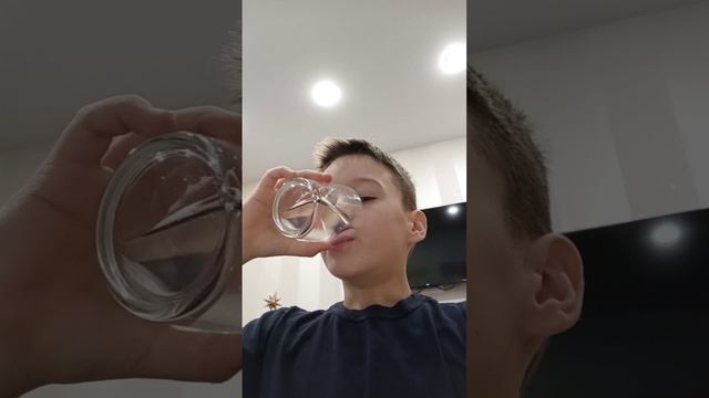 как выпить стакан с водой