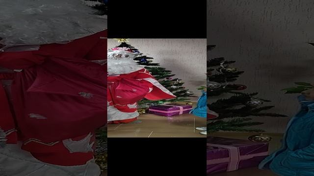 Добрый Дедушка Мороз, борода из ваты...