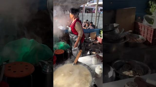 山东大集早酒摊，羊肉70一斤25元一大碗 ，再配上一杯瓜干酒，通透！#记录我的农村生活 #美食日记 #白酒