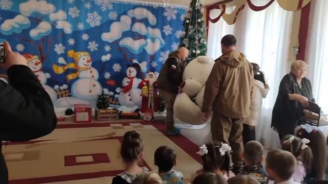 🐻Этого огромного белого медведя привезли малышам в луганский детсад №50 друзья детворы - наши за