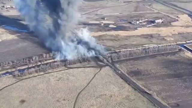 ‼️🇷🇺💥Кадры авиаудара ВКС России по мосту через реку Волчья, соединяющему Константинополь и Андрее
