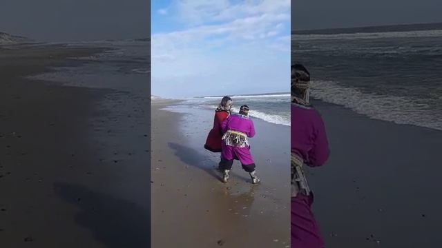 Обряд кормления духа Моря Толызнга проводит Наталья Супрун  и туристка Людмила