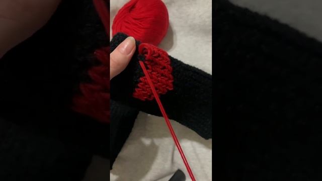 Вязаные митенки с сердечком на #14февраля ❤️ #вязание #вязаниекрючком