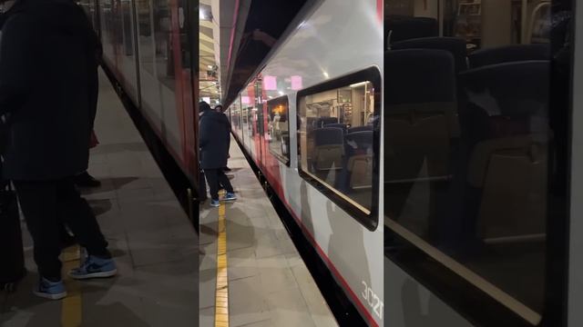 Еду на Сапсане до Питера.