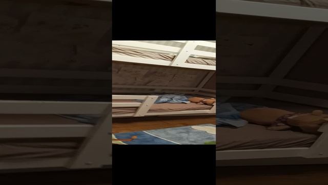 стол против подушек
