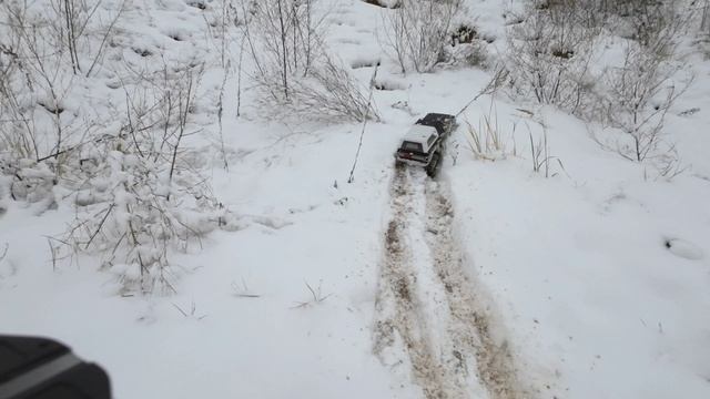 FMS FCX10 CHEVROLET BLAZER K5 на заснеженой трассе.