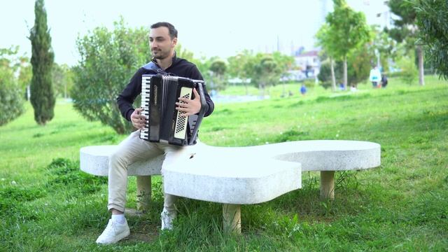 Deyar Verdiyim - Intiqam Kazimov playing accordion.mp4