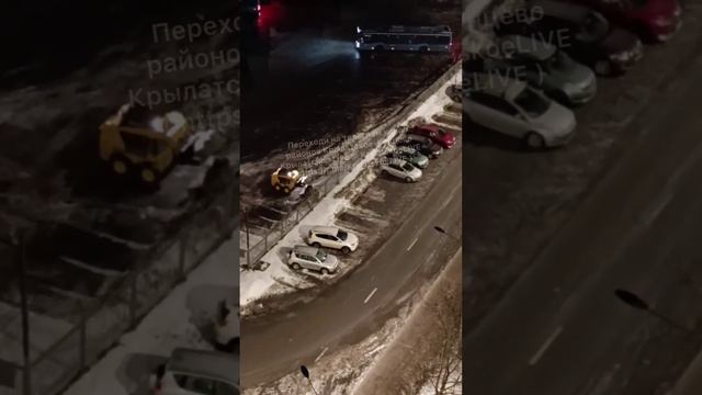 На автобусном разворотом кругу в Крылатском несмотря на позднее время идет уборка снега