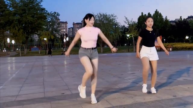 💝💃🎶👗俩美女河南《夜空中最亮的星》，广场上精彩的舞蹈！