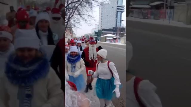 Традиционный забег Снегурочек и Дедов Морозов сегодня проходит в Екатеринбурге 🤣