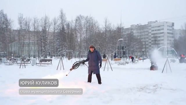 Глава муниципалитета в Петербурге вышел убирать снег с огнеметом.