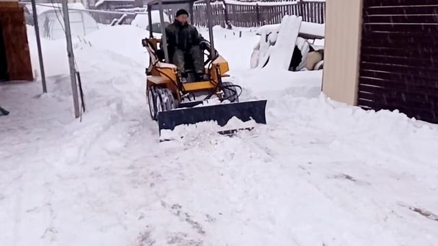 Чистка снега новым мини погрузчиком.