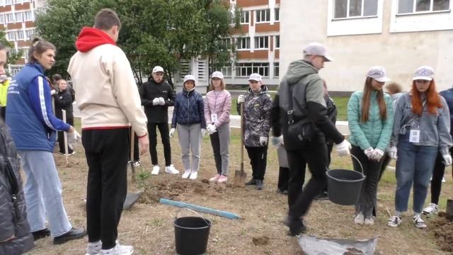 Посадка деревьев на Аллее дружбы в рамках проекта «Университетские смены». 10.09.2022