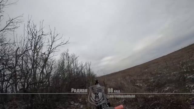 Боец 98-й дивизии ВДВ сбивает FPV хохлов огнем автомата Калашникова